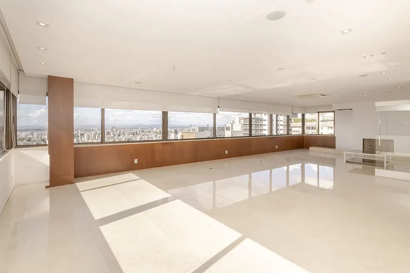 Living com Lareira e Piso em Mármore • 15º Andar